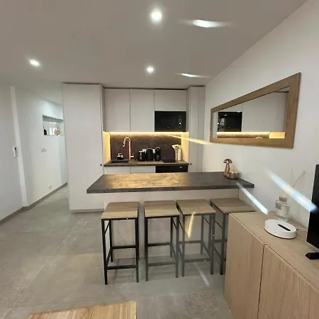 Apartment Luxury Location , Ideally Situated Near Sea